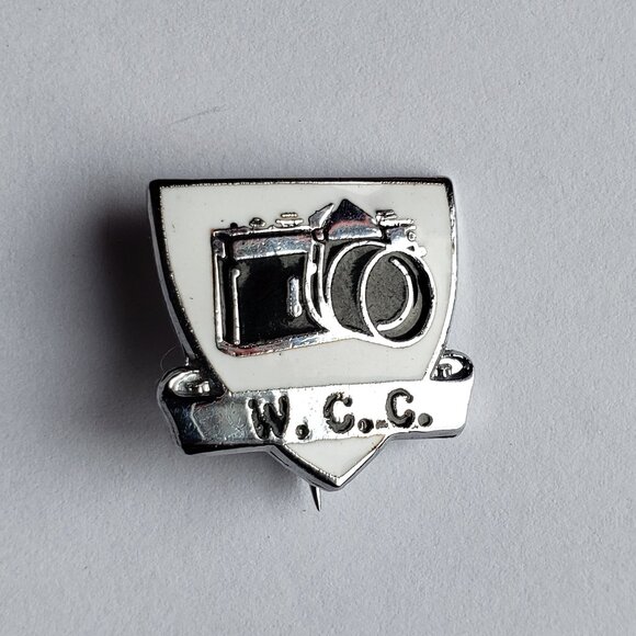 W.C.C Windsor Camera Club Enamel Silver Tone Metal Brooch Lapel Pin - Picture 1 of 2